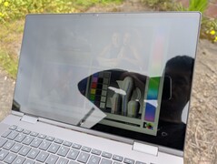 Al aire libre bajo un nublado brillante