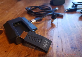 El transmisor se puede retirar del soporte del teléfono, exponiendo una conexión HDMI directa.