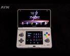 El AYN Thor tiene doble pantalla táctil AMOLED. (Fuente de la imagen: AYN)