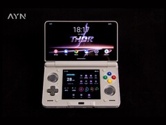 El AYN Thor tiene doble pantalla táctil AMOLED. (Fuente de la imagen: AYN)