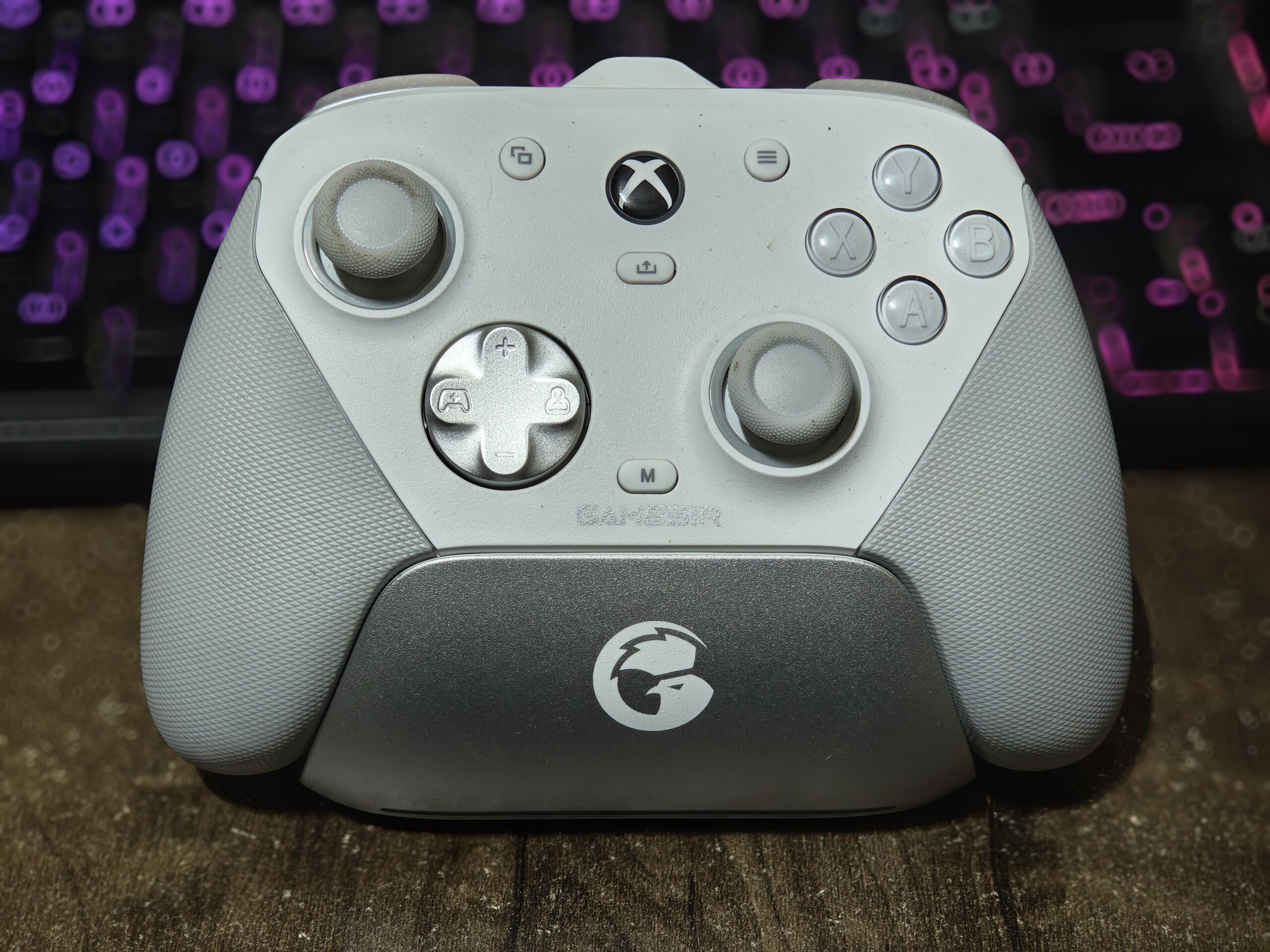El GameSir GT7 Pro es un mando con muchas funciones que no le hará un agujero en el bolsillo (fuente de la imagen: Notebookcheck)