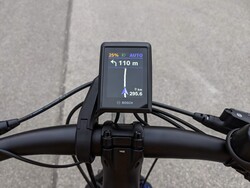 Con el smartphone emparejado, la pantalla puede utilizarse para la navegación