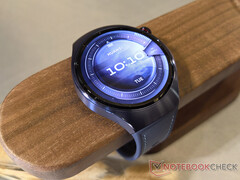 El Huawei Watch 5 cuesta a partir de 449 euros en la UE. En la imagen: el smartwatch en color morado. (Fuente de la imagen: Notebookcheck)