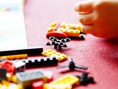 Imagen que muestra ladrillos LEGO sobre una alfombra roja. (Fuente de la imagen: Efraimstochter - Pixabays)