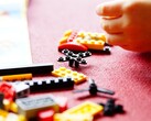 Imagen que muestra ladrillos LEGO sobre una alfombra roja. (Fuente de la imagen: Efraimstochter - Pixabays)