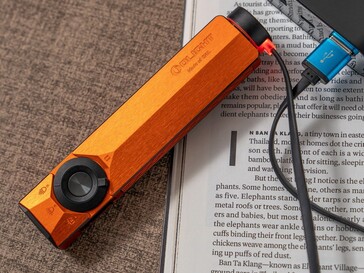 La Olight ArkPro Ultra incluye un adaptador de carga magnético para la carga inalámbrica.