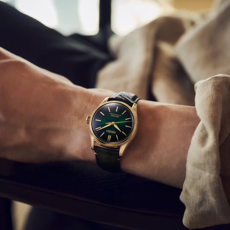 Reloj Seiko Presage Classic x Tradman’s Bonsai, lucido en la muñeca con una correa de piel negra y una esfera de color verde oscuro.