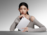 Xiaomi ha presentado una nueva configuración para la Redmi K Pad 2. En la imagen: una fotografía promocional de la tableta en color plateado.