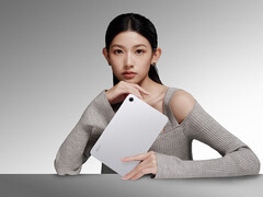 Xiaomi ha presentado una nueva configuración para la Redmi K Pad 2. En la imagen: una fotografía promocional de la tableta en color plateado.