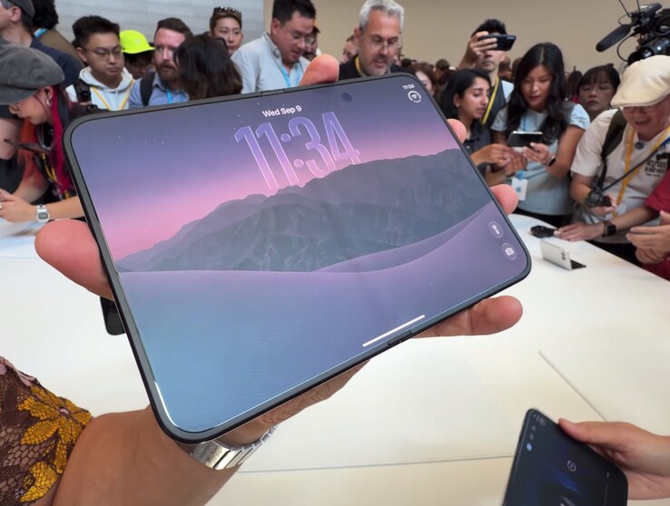 El iPhone Duo de Apple presenta efectivamente un pliegue apreciable, pero su superficie con nanotextura ayuda a minimizar su visibilidad.