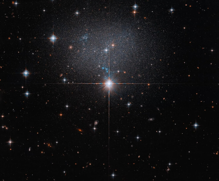 Imagen tomada por el telescopio espacial Hubble que muestra la galaxia enana ESO 490-017.