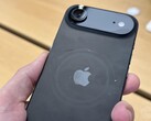unidad de pantalla del iPhone Air Space Black con arañazos alrededor de la zona MagSafe. (Fuente de la imagen: Consomac)