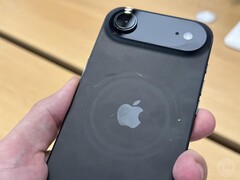 unidad de pantalla del iPhone Air Space Black con arañazos alrededor de la zona MagSafe. (Fuente de la imagen: Consomac)