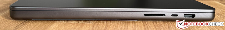 Lado derecho: Lector de tarjetas, USB-C 4.0 con Thunderbolt 4 (40 Gbps, DisplayPort-ALT modo 1.4, Power Delivery), HDMI 2.1