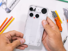 El teléfono de la nada (3). (Fuente de la imagen: JerryRigEverything vía YouTube)