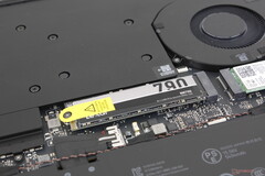 El SSD se sitúa junto al refrigerador de la cámara de vapor y el ventilador en el Blade 16