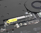 El SSD se sitúa junto al refrigerador de la cámara de vapor y el ventilador en el Blade 16
