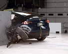 Prueba de choque con solapamiento pequeño del Tesla Model Y en el lado del conductor. (Fuente de la imagen: IIHS/YT)