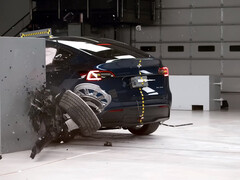 Prueba de choque con solapamiento pequeño del Tesla Model Y en el lado del conductor. (Fuente de la imagen: IIHS/YT)