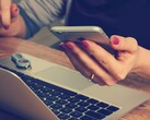 Un usuario de teléfono leyendo la pantalla (Fuente de la imagen: Firmbee/Unsplash)