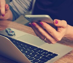 Un usuario de teléfono leyendo la pantalla (Fuente de la imagen: Firmbee/Unsplash)