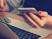 Un usuario de teléfono leyendo la pantalla (Fuente de la imagen: Firmbee/Unsplash)