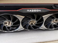 Esta podría ser la tarjeta RDNA 2 de la AMD. (Fuente de la imagen: JayzTwoCents)