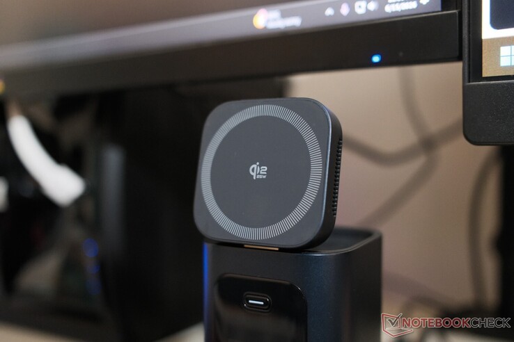 El RD1 Pro viene equipado con una base de carga inalámbrica Qi 2.2, que se abre para mantener el teléfono en una posición más accesible sobre el escritorio.