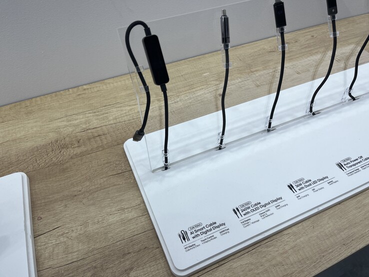 La pantalla estaba encendida, aunque apenas se veía en la cámara.