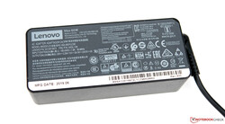 Lenovo incluye una fuente de alimentación de 65 W en la caja