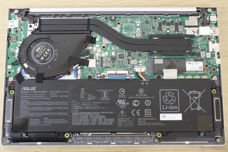 Placa base del Asus VivoBook S13 S333JA. El panel inferior está asegurado por 9 tornillos T5 Torx