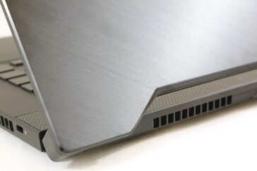 La elegante tapa exterior de aluminio cepillado es propensa a las huellas dactilares