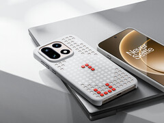 Estas fundas permitirán que el OnePlus 15 funcione con accesorios magnéticos. En la imagen: la funda con orificio magnético. (Fuente de la imagen: OnePlus)