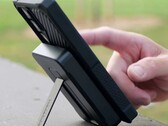 Un soporte de aluminio en el banco de energía MagSafe de 10.000 mAh de Rokform sostiene el teléfono conectado para utilizarlo con las manos libres. (Fuente de la imagen: Rokform)