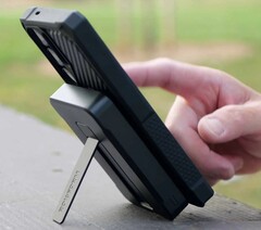 Un soporte de aluminio en el banco de energía MagSafe de 10.000 mAh de Rokform sostiene el teléfono conectado para utilizarlo con las manos libres. (Fuente de la imagen: Rokform)