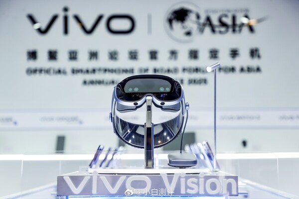 El Vivo Vision tiene un diseño similar al del Apple Vision Pro. (Fuente de la imagen: 小白测评 en Weibo)