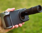 El Vivo X200 Ultra con accesorios de cámara en revisión. (Fuente de la imagen: Marcus Herbrich)