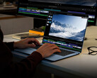 El Book Pro 14 tiene un diseño delgado y ligero. En la foto: una imagen promocional que muestra al portátil manejando carga de trabajo de productividad.