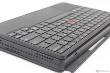 El teclado y el soporte independientes se fijan magnéticamente a ambos lados de la tableta cuando está cerrada