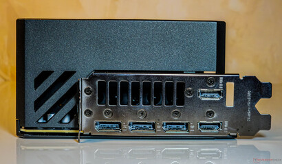 Puertos: 2x salida DisplayPort 2.1b, 2x salida HDMI 2.1b