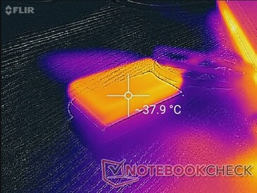 Temperatura de la superficie cercana a los 40 C tras media hora de uso constante