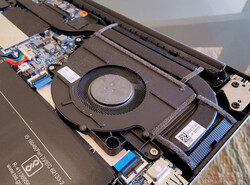 El sistema de refrigeración está compuesto por un único ventilador y un tubo de calor que recorre tanto la CPU como la GPU