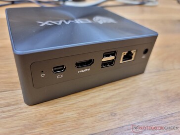 Parte trasera: Botón de reinicio, mini DisplayPort 1.4 (hasta 4K 60 Hz), HDMI 1.4, 2x USB-A, Gigabit RJ-45, adaptador de CA