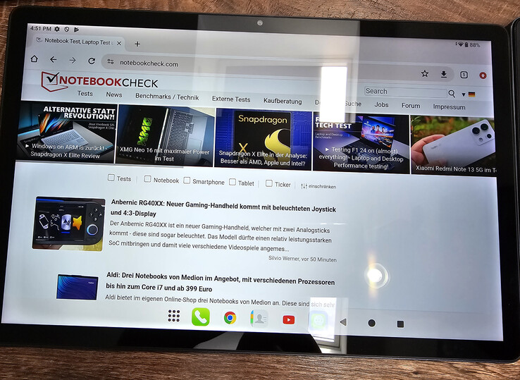 Pantalla brillante (Teclast T65 Max) con fuente de luz débil
