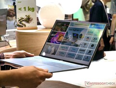 El Acer Swift Air 16 pesa 2,2 libras y se puede sujetar con una sola mano (Fuente de la imagen: Notebookcheck)