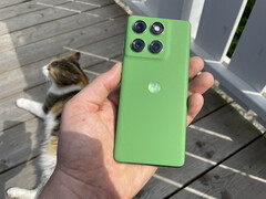 La variante verde de la Edge 60 tiene un acabado de piel sintética. La variante azul se asemeja más a una cubierta de tela. (Fuente de la imagen: Maniel Masiero/Notebookcheck)