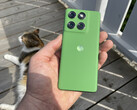 La variante verde de la Edge 60 tiene un acabado de piel sintética. La variante azul se asemeja más a una cubierta de tela. (Fuente de la imagen: Maniel Masiero/Notebookcheck)
