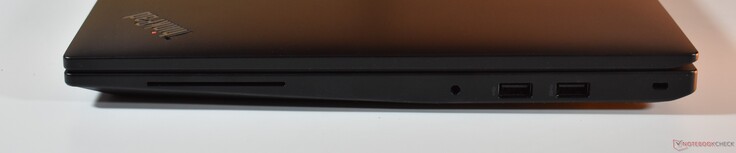 derecha: Lector de tarjetas inteligentes, audio de 3,5 mm, USB-A 2.0, USB A 3.2 Gen 1, bloqueo Kensington