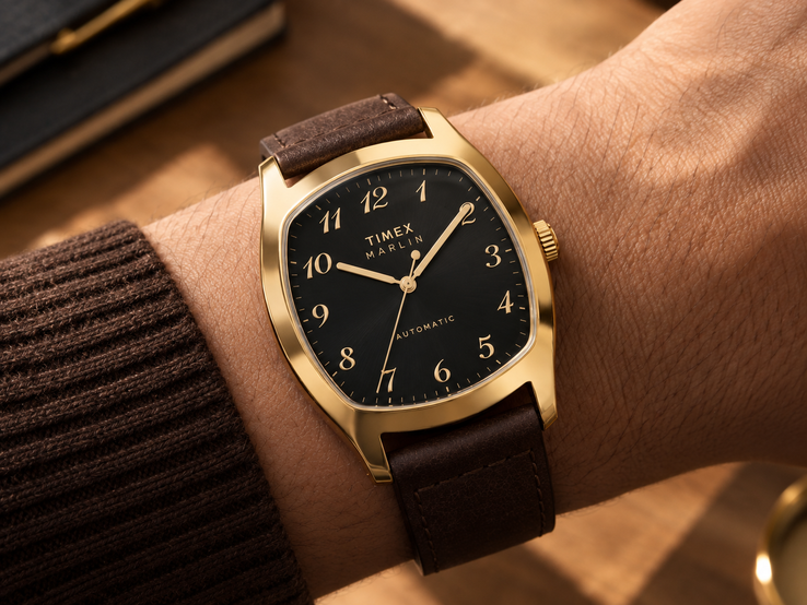 Timex Marlin Chatham Automatic con caja de cojín en tono dorado y esfera negra, llevado en la muñeca
