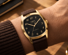 El reloj Timex Marlin Tonneau TW2Y84500IK cuenta con una caja en tono dorado